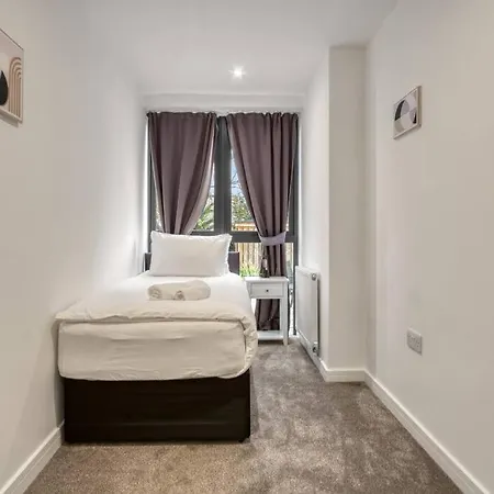 3-Bed, 2-Bath Wembley Apartment With Free Parking London Exterior photo