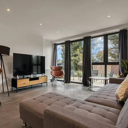 3-Bed, 2-Bath Wembley Apartment With Free Parking London Exterior photo
