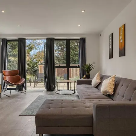 3-Bed, 2-Bath Wembley Apartment With Free Parking London Exterior photo