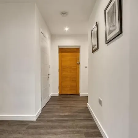 3-Bed, 2-Bath Wembley Apartment With Free Parking London Exterior photo