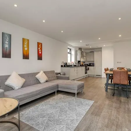 3-Bed, 2-Bath Wembley Apartment With Free Parking London Exterior photo