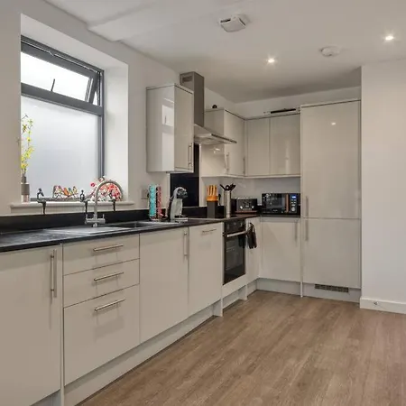 3-Bed, 2-Bath Wembley Apartment With Free Parking London Exterior photo