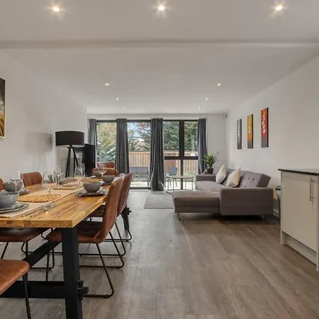 3-Bed, 2-Bath Wembley Apartment With Free Parking London Exterior photo